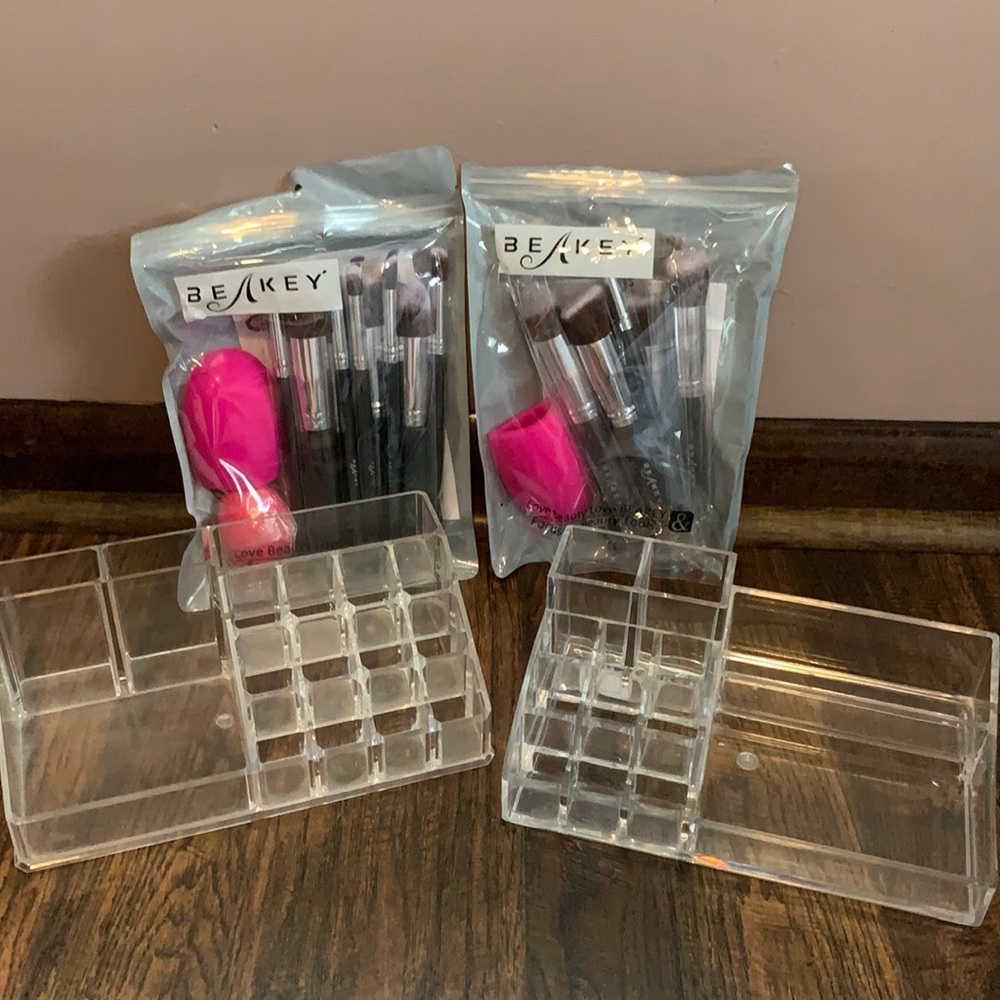 Makeup brush sets & organizers